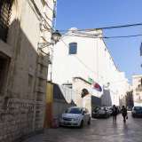 Imbocchiamo via Pier L�Eremita e subito a sinistra incontriamo il cancello del complesso di San Francesco della Scarpa, oggi sede della Soprintendenza per i beni storici, artistici ed etnoantropologici della Puglia